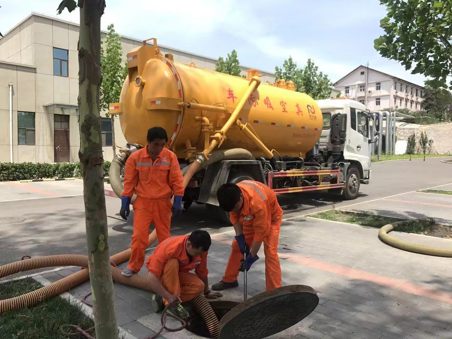 波莲镇化粪池清理与5-8吨吸粪车施工效率分析